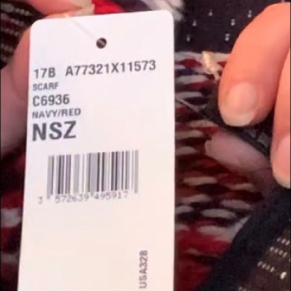 NFS! Just Sharing 💖 Iconic CHANEL Scarf - Picture 3 of 4